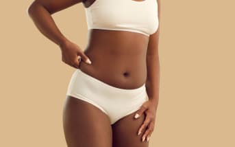 Poignée d’amour : quelles origines et quelles solutions naturelles ?