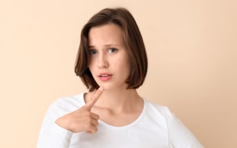 Acne dopo le feste: i nostri consigli e soluzioni naturali.