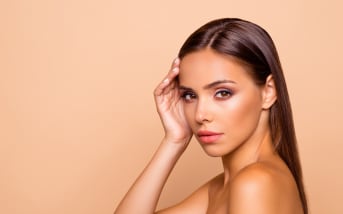 Vous utilisez des gouttes autobronzantes sur le visage ? Ce détail change tout
