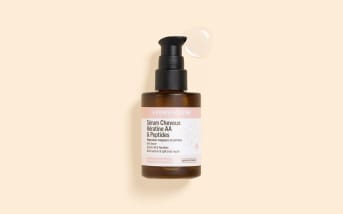 Peptides, acides aminés, kératine : zoom sur le sérum star d’Aroma-Zone pour réparer les cheveux