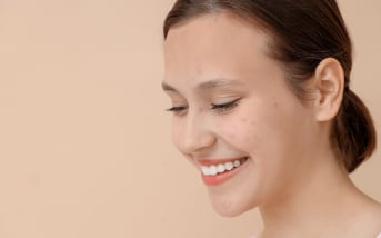 Pourquoi votre peau peut avoir des boutons et des rides (et comment y remédier efficacement) ?