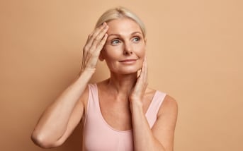 Pourquoi votre peau vieillit plus vite qu’elle ne devrait : le rôle des radicaux libres (et l’actif qui fait la différence)