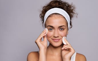 Cette erreur que (presque) tout le monde fait avant de se démaquiller… et qui ruine votre peau