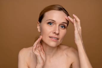 Verrues du visage : Quelles causes et symptômes à surveiller ?