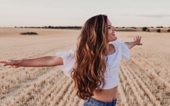 Et si vos cheveux poussaient mieux… grâce à un simple hydrolat ?