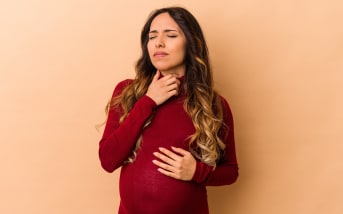 Mal de gorge enceinte : comment prendre soin de soi ?