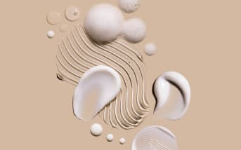 Beauté sensorielle : comment l’odorat, le toucher et la vue influencent votre peau