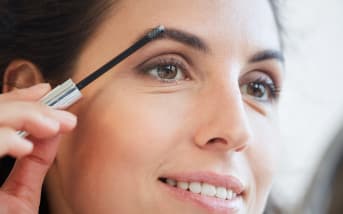Vous ne mettez toujours pas de fixateur de sourcils ? C’est pourtant le détail qui fait toute la différence… et il se fait facilement à l’aloe vera