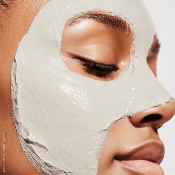 Peau granuleuse : causes et solutions naturelles pour le visage et le corps