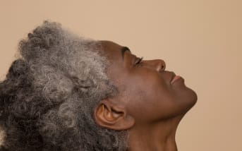 Les cheveux blancs : quelles sont les causes ?