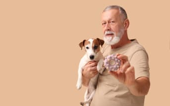 Mon chien renifle mes invités : comprendre ce geste et apprendre à canaliser son instinct