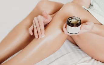 Coudes, genoux, mains... Cette recette DIY au beurre d’olive est un soin SOS ultra-nourrissant