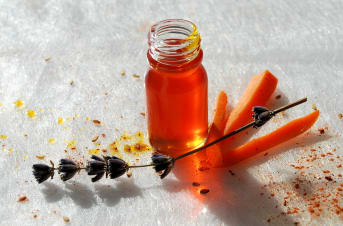 Olio di preparazione per l'esposizione solare alla Carota