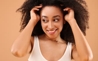 Scrunching cheveux : les étapes pour réussir sa routine