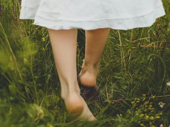 Grounding : bienfaits et explications de cette pratique naturelle populaire
