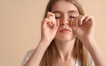 Le yoga du visage : une nouvelle pratique pour lutter contre les rides ?