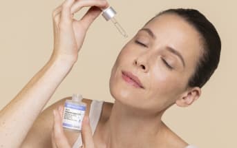 Collagène, peptides, acides aminés : l’association gagnante de ce sérum Aroma-Zone à moins de 10 € pour stimuler efficacement le collagène