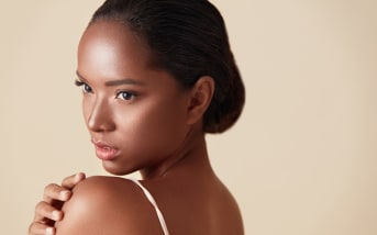5 façons de sublimer votre peau avec le monoï cet été