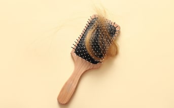 Chute de cheveux saisonnière : pourquoi elle s’intensifie en mars ?