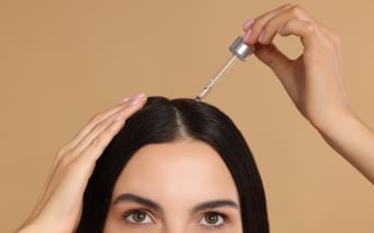 Stimuler la pousse naturellement : ce que l’huile de romarin fait vraiment pour vos cheveux (et comment bien l’utiliser)