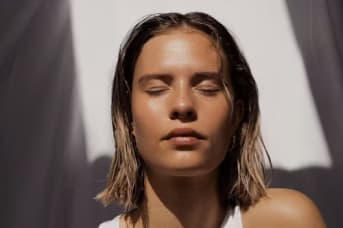 10 astuces pour protéger sa peau des agressions extérieures et de la pollution