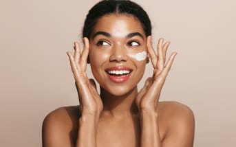 Routine du soir : comment apaiser votre peau après une journée au soleil