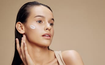 Les erreurs qui aggravent la sécheresse cutanée en hiver (et comment les éviter)