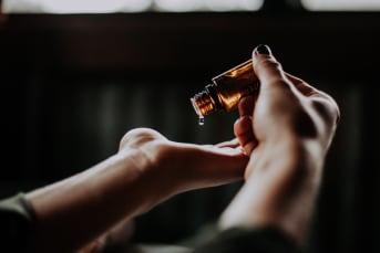 Huile de Nigelle : Ses bienfaits insoupçonnés pour la peau et les cheveux