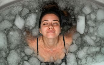 Ice bath visage : bonne idée, mauvais moment… ou erreur de peau ? Ce qu’on ne vous dit pas sur le bain glacé tendance