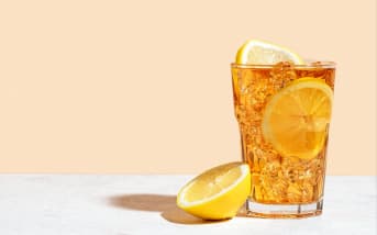 Pourquoi il ne faut surtout pas boire glacé en été ? (et quelles boissons privilégier)
