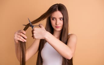 Couper ses cheveux les fait-il vraiment pousser plus vite ?
