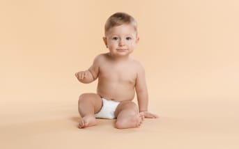 Rafraîchir votre bébé pendant la canicule : gestes et soins adaptés