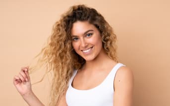 Soleil, mer, piscine : comment prendre soin de ses cheveux ?