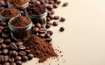 Le café sur la peau : l’actif tonique qui réveille l’éclat