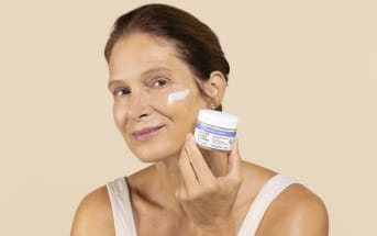 Acide polyglutamique : quel est cet actif ultra-hydratant capable de retenir 5 000 fois son poids en eau dont les dermatologues parlent de plus en plus ?