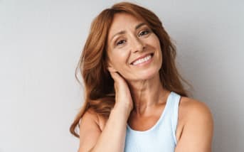 “10 ans de moins” : l’erreur que beaucoup font le soir et qui peut accélérer le vieillissement cutané