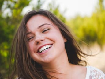 Secrets d'un sourire radieux : 5 astuces pour des dents blanches au naturel