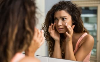 Poches sous les yeux : nos astuces et solutions naturelles 