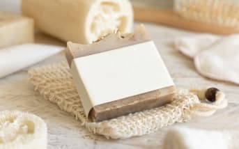Gommage au savon noir : utilisation, bienfaits, précaution d'usage... tout savoir !