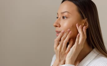 Soluzioni naturali per l'acne ormonale
