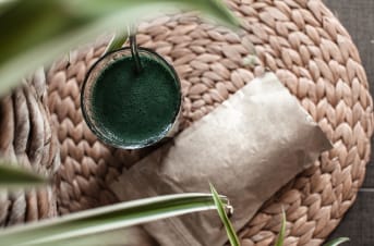 Spiruline : pourquoi l'intégrer à votre routine capillaire ?