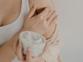 Gommage corps : comment et pourquoi faire ce rituel de soin de la peau ?