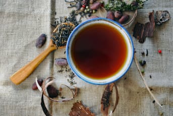 10 infusions pour mieux vivre avec l’endométriose 