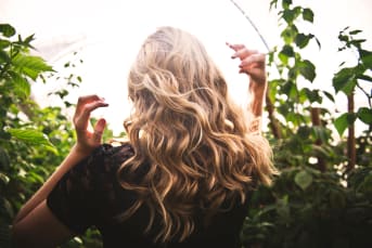 Soin des cheveux : comment bien utiliser l'huile de ricin dans votre routine capillaire ?