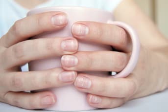 Tâche blanche sur les ongles (Leuconychie) : comprendre les causes et savoir les traiter