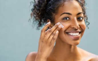 Peau granuleuse : causes et traitements naturels pour le visage et le corps