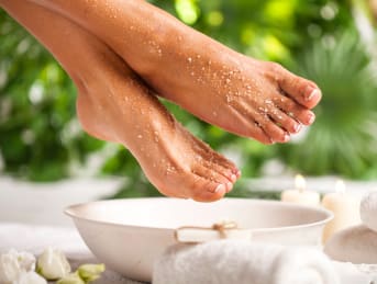 Comment faire un gommage de vos pieds à la maison ? Guide complet et recettes