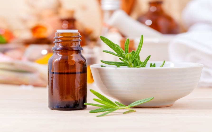 Les bienfaits du Romarin sur les cheveux - Aroma-Zone