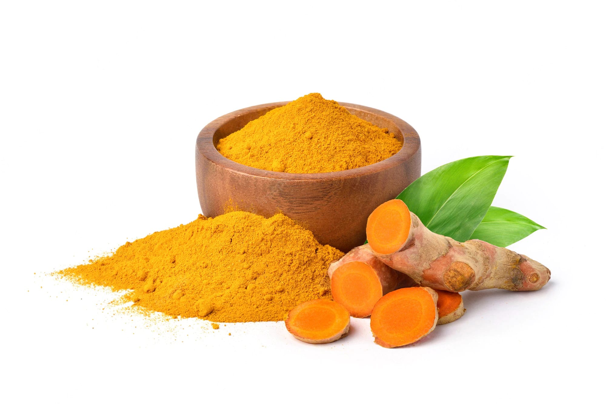 poudre-curcuma-finement-sec-curcuma-longa-linn-dans-bol-bois-tranches-rhizome-racine-feuilles-isolees-fond-blanc_252965-766.webp
