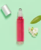 Flacone roll-on in vetro rosa e sfera in acciaio 15 ml